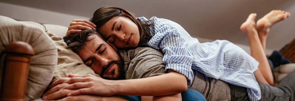 Powernapping: Ein junges Paar macht Mittagsschlaf auf der Couch