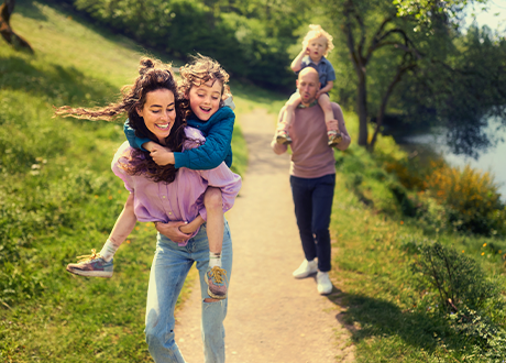 Kind sitzt oben im Kletterpark und zeigt einen Kompass – Aktivitäten für jedes Alter bei Center Parcs