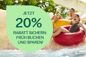 Papa spielt mit Kind auf Abenteuerspielplatz – Frühbucher sparen bis zu 36%