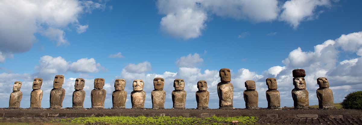 Die großen Steinfiguren, die Moai, auf der Osterinsel