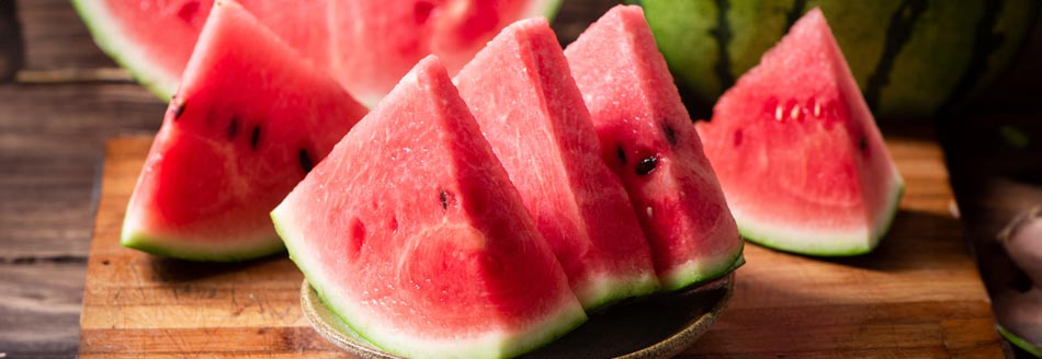 Eine aufgeschnittene Wassermelone wartet darauf, gegessen zu werden.