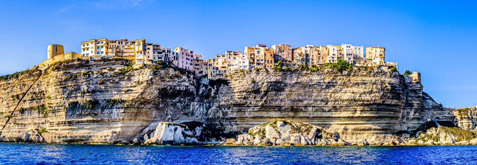 Bonifacio ist ein kleines Städtchen auf der Insel Korsika