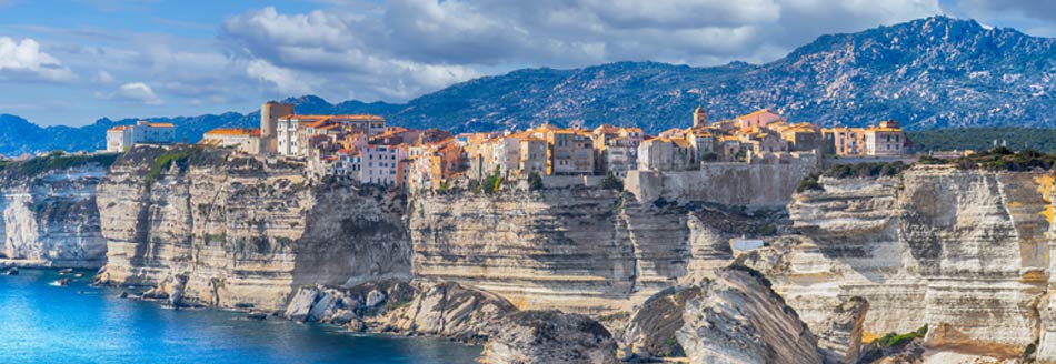 In Bonifacio drängeln sich die Häuser dicht an die Küste