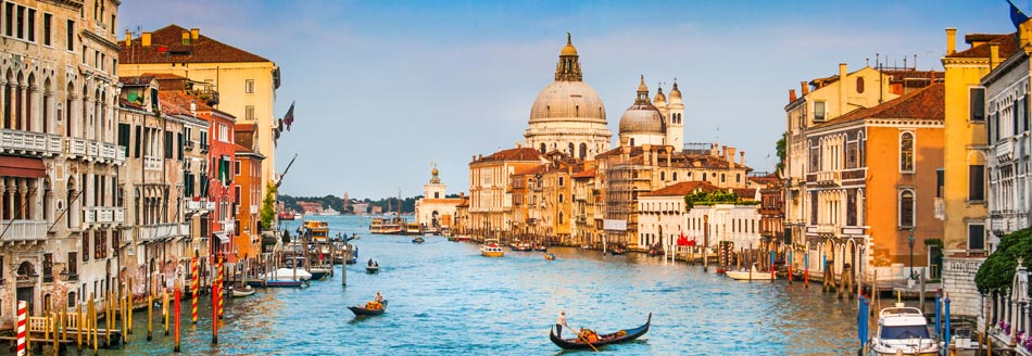 Einige Gondeln gondeln über den Canal Grande in Venedig