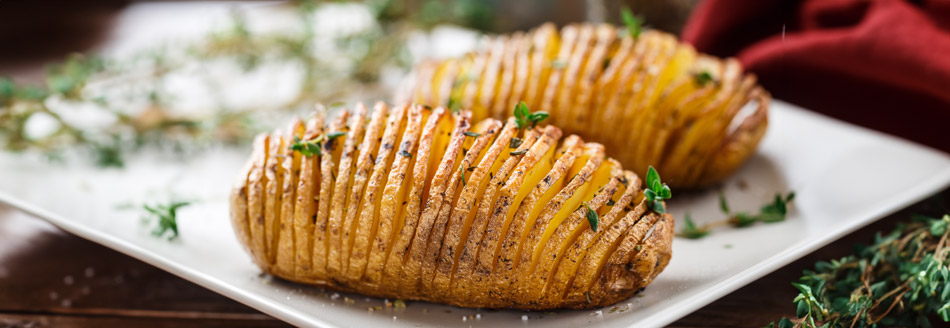 Knusprige Ofenkartoffeln auf einem weißen Teller